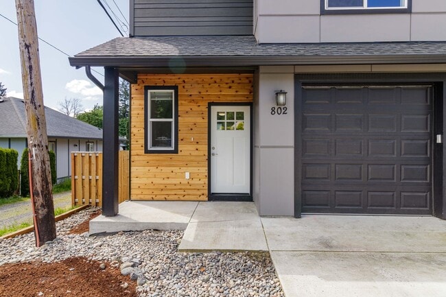 Building Photo - Move In Ready 3 Bedroom 2.5 Bathroom with Central Air Conditioning - Convenient Camas Location