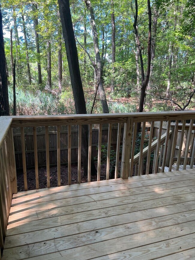 Building Photo - LARGE 3 BEDROOM TOWNHOME