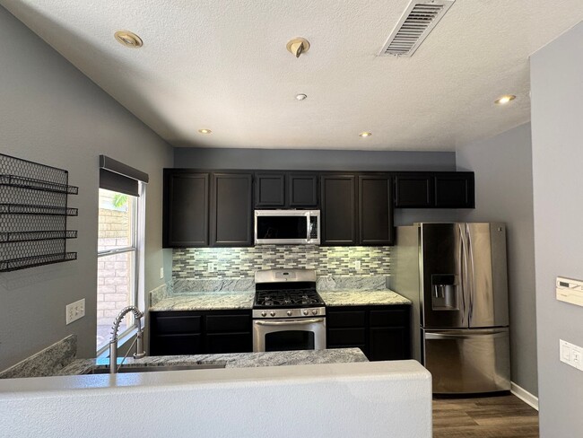 Building Photo - Remodeled 3 bedroom townhome in Simi Valley