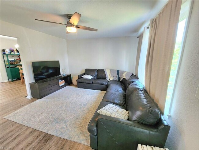 Building Photo - Charming 3 bedroom 2 bath in Manor View