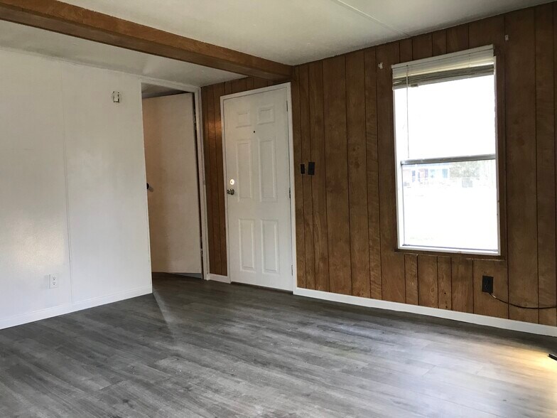 Living room - 4818 Ridgecrest Rd