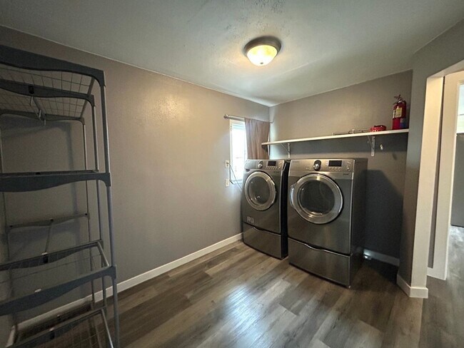 Building Photo - Charming 4 Bedroom Home with Fully Fenced Yard