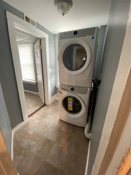 Building Photo - 359 Crescent St