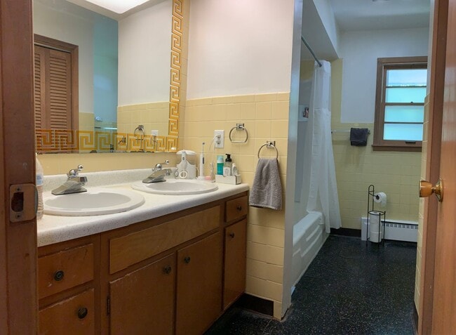 Building Photo - NOW Leasing!