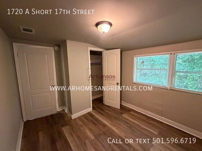 Building Photo - 1720 W Short 17th St