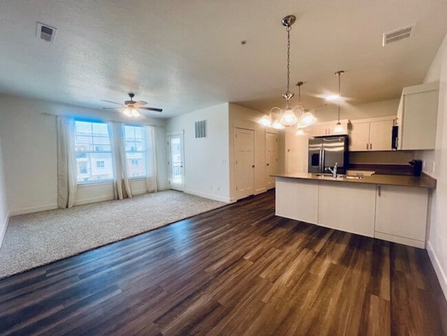 Building Photo - Brand-new Condo Conveniently Located in Ri...