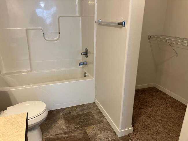 Building Photo - 4 Bed 3 Bath