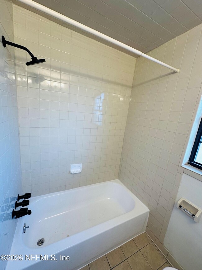 Building Photo - 1904 Delaroche Dr W