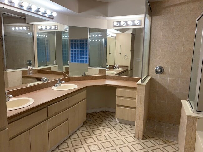 Building Photo - 3204 Southern Hills Cir W