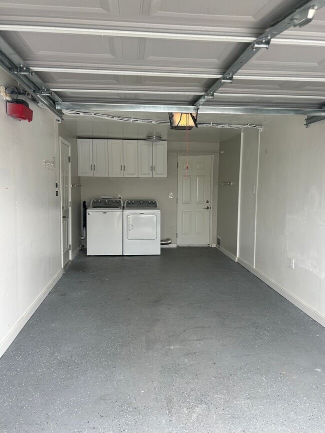 Building Photo - Beautiful 3 Bedroom/2 Bath Single Family H...
