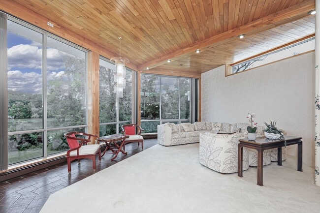 Building Photo - Luxury Riverfront Home