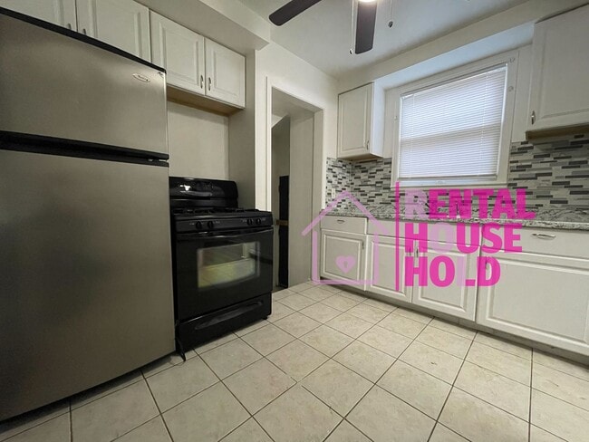 Building Photo - ~ 3 BEDROOM 1.5 BATH~ FREE PRE-SCREEN