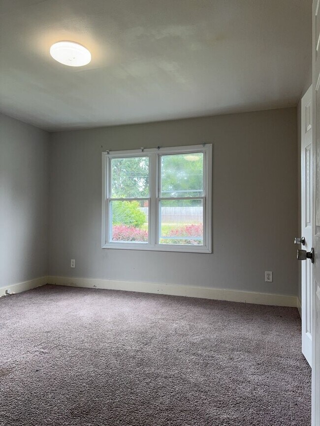 Building Photo - 3 bedroom Home- SECTION 8 ACCEPTED