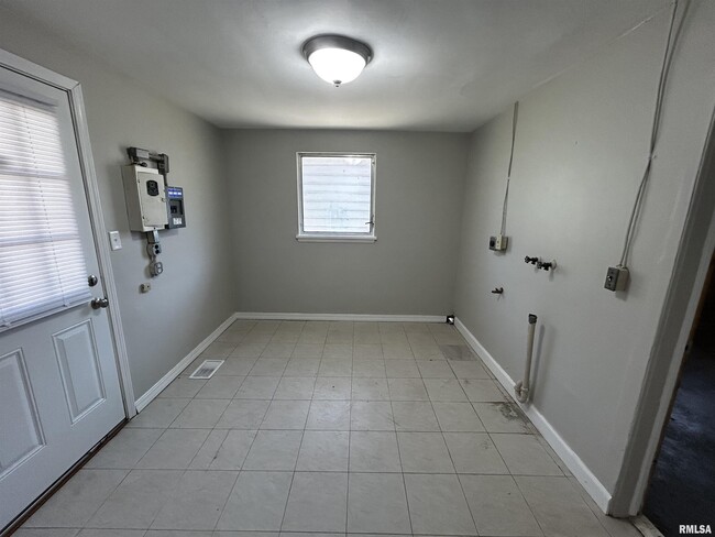 Building Photo - 2819 W Westport Rd