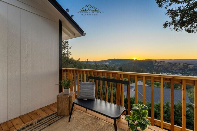 Building Photo - 4 bedroom 2.5 bathroom home with Panoramic views!