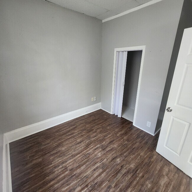 Building Photo - 3020 Searsdale Ave