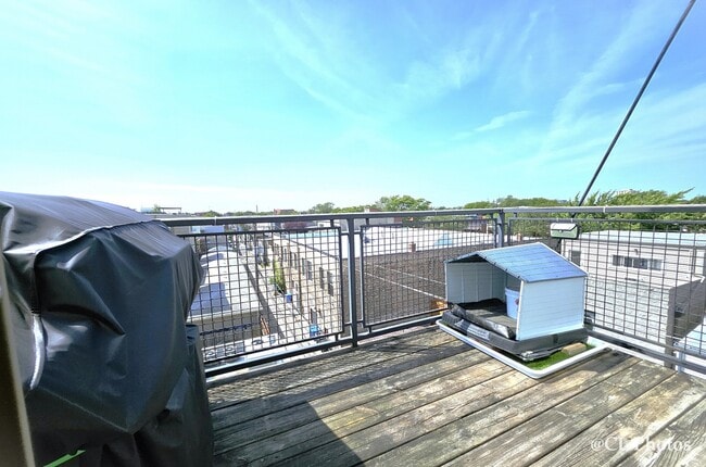 Building Photo - 500 N Damen Ave