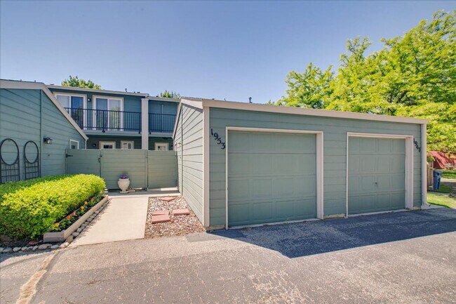 Building Photo - Bright & Stylish Townhome in the Heart of ...