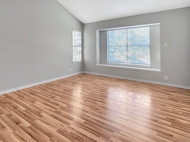 Building Photo - Updated Gem Near Thousand Oaks