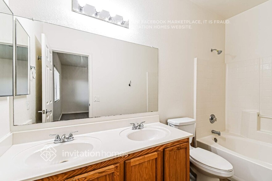 Building Photo - 934 E Silversmith Trail