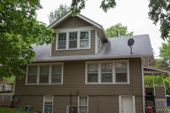 Building Photo - 1208 W 10th St