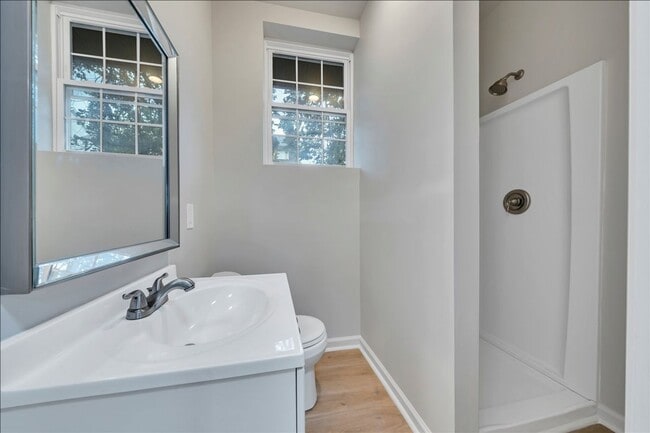 Building Photo - Updated 2 bedroom 1 bath with all new appl...