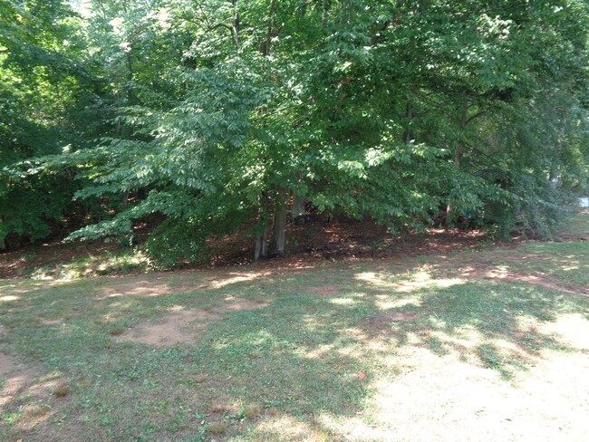 Building Photo - One Level House FOR RENT with a Country Se...
