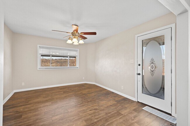 Building Photo - Beautiful 2 bedroom home in Port Vue available August 15!