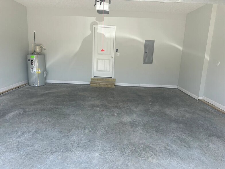 Building Photo - 2027 Spring Lakes Cir