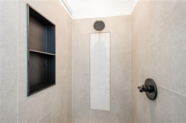 Building Photo - 3390 Northcliff Dr