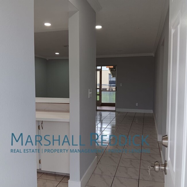 Building Photo - Charming 2 Bedroom, 2 Bath Duplex in a Gre...