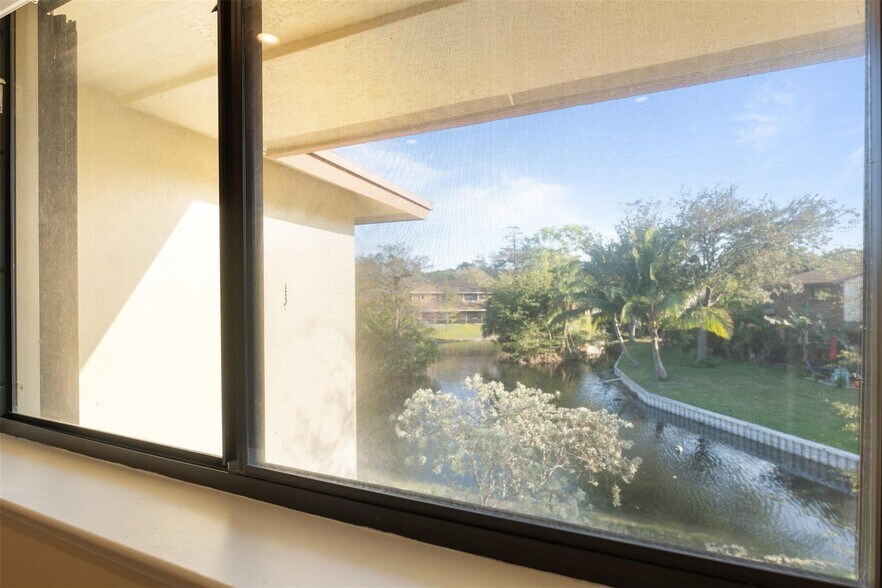 Building Photo - 6094 Live Oak Ct