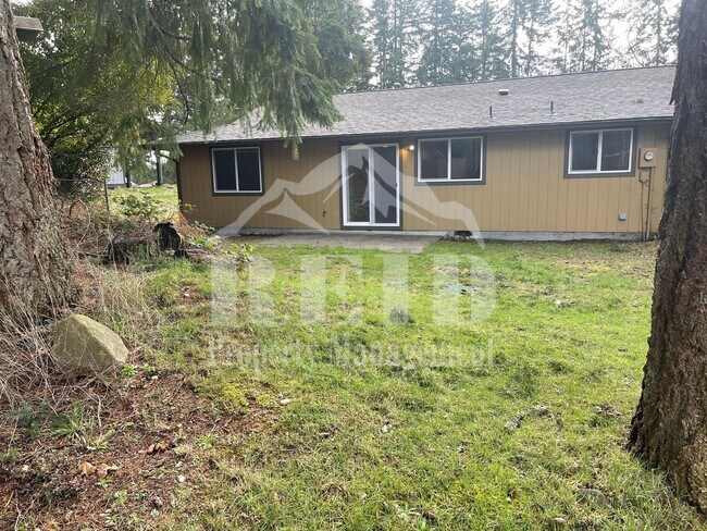 Building Photo - DUPLEX - 2 BED 1 BATH WITH 1 CAR GARAGE IN CENTRAL PORT ORCHARD!