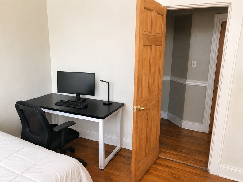 Building Photo - 352 Riverway