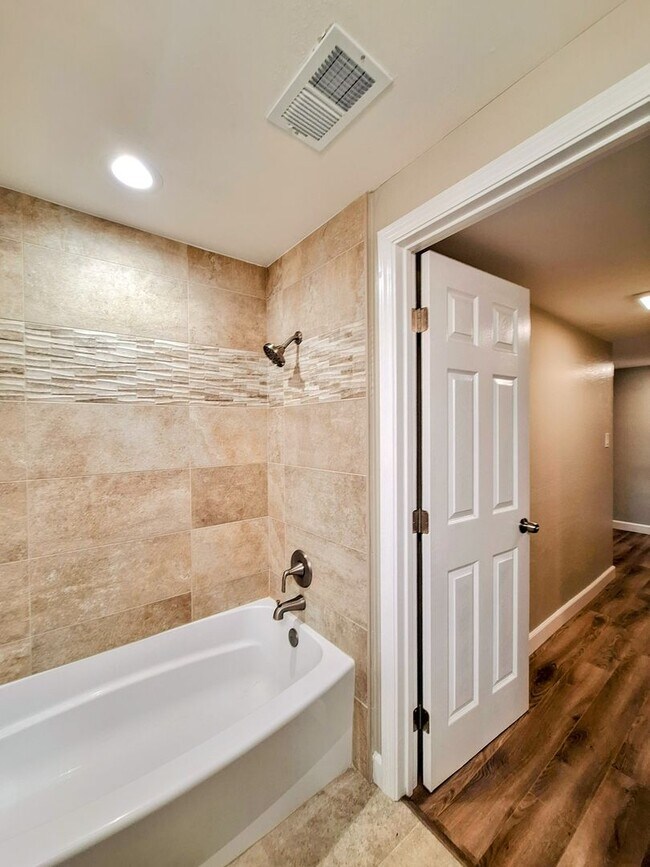 Building Photo - Beautiful & Spacious 3bd Townhouse w/Detached Garage
