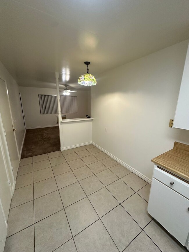 Building Photo - Upstairs 2BD/1BA Condo with 1 reserved cov...