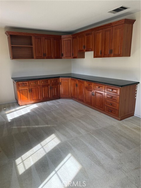 Building Photo - 865 Tam O'Shanter St