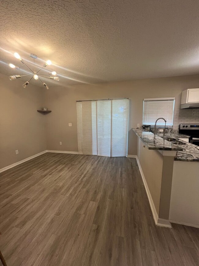 Building Photo - Fully Remodeled 3-Bed, 2.5-Bath Townhouse