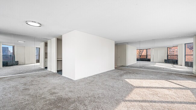 Building Photo - 899 S Plymouth Ct