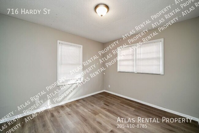 Building Photo - 716 Hardy St