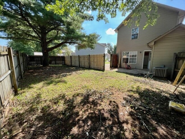 Building Photo - 2 Bed/1.5 Bath Towhome on Cul-De-Sac, *Backyard Privacy Fence*