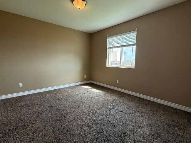 Building Photo - Zillah Tri-Plex