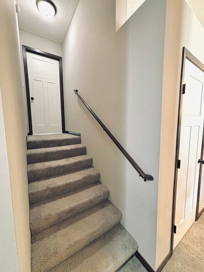 Building Photo - Beautiful 3bed 2bath Including a Master Suite