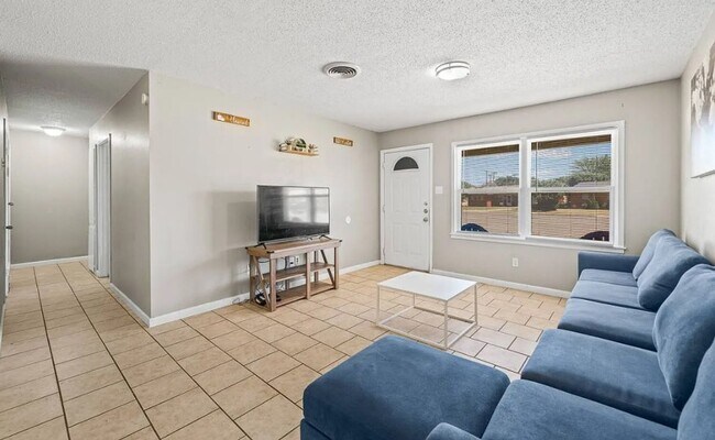 Building Photo - 3/2/1 Great Price Great Location. Available Now!