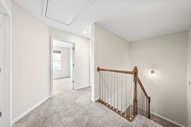 Building Photo - Dog Friendly Three Bedroom!