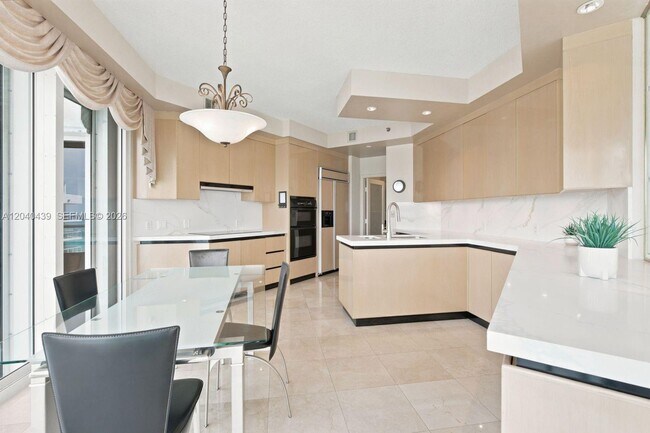 Building Photo - 16445 Collins Ave