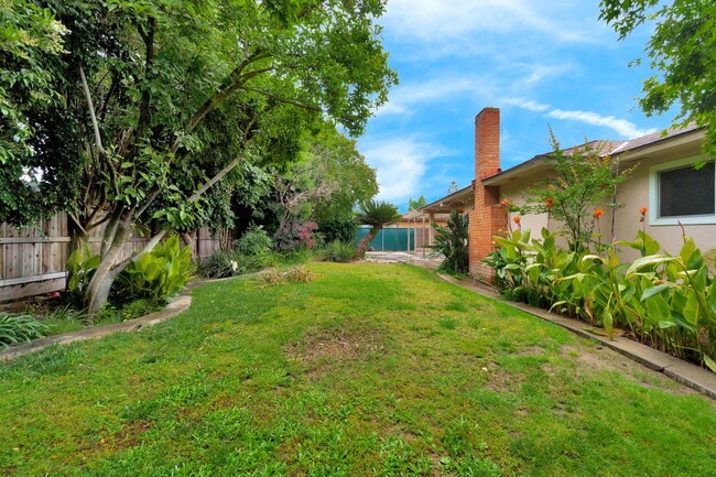 Building Photo - 1564 E Escalon Ave