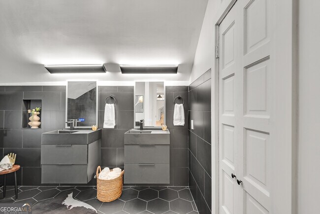 Building Photo - 901 Argonne Ave NE