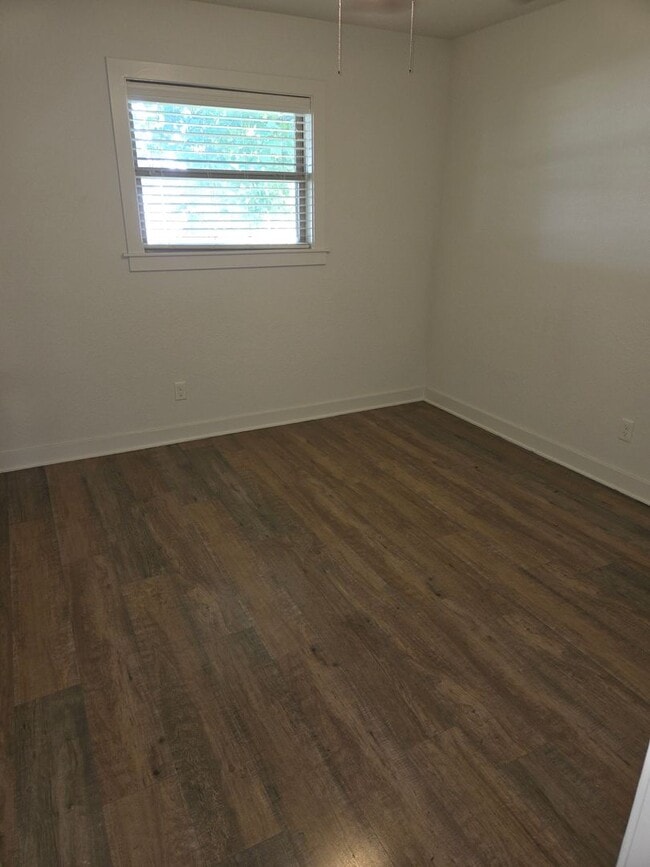 Building Photo - MUST SEE CHARMING HOME!