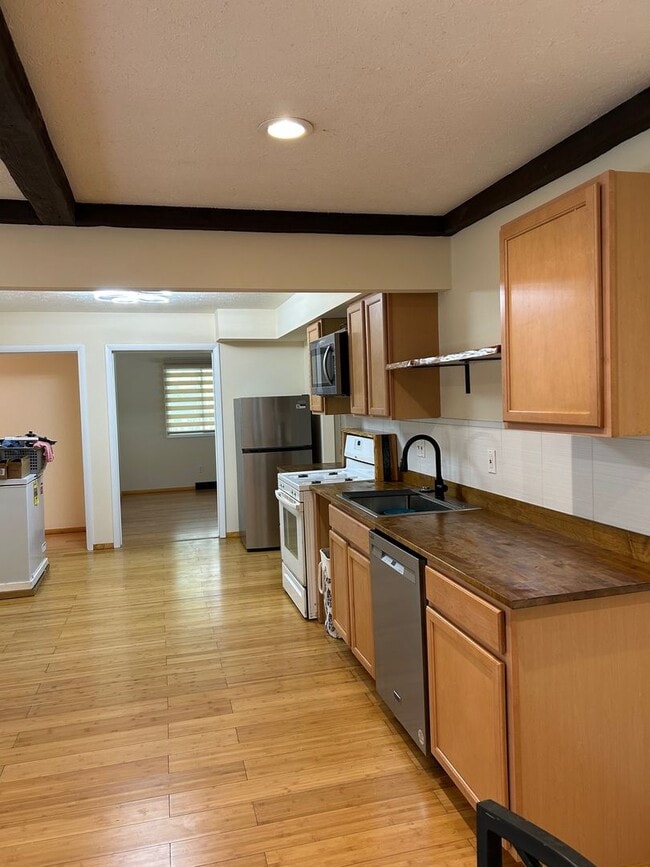 Building Photo - 3 Bedrooms One Floor Ranch House with 2 car attached garage in Lyndhurst
